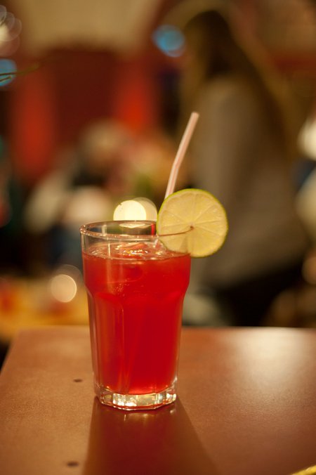 Ein Cocktail im Café Marat